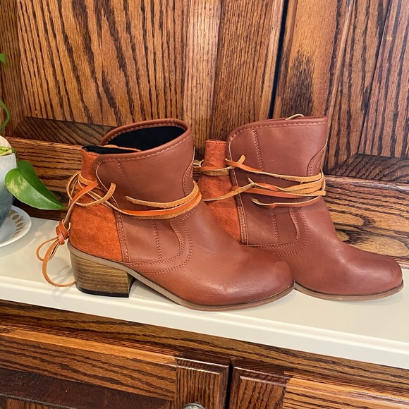 Boutique cognac western boots. Sz 6.5 Leather wraps faux leather and sue… - Picture 4 of 14